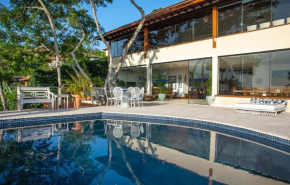 Mansão Luxuosa com Vista ao Mar e Campo de Futebol